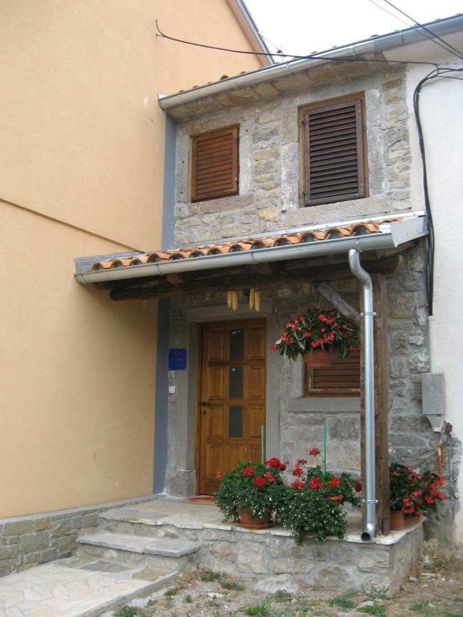 Apartamento Antonia & Arian Roč Exterior foto